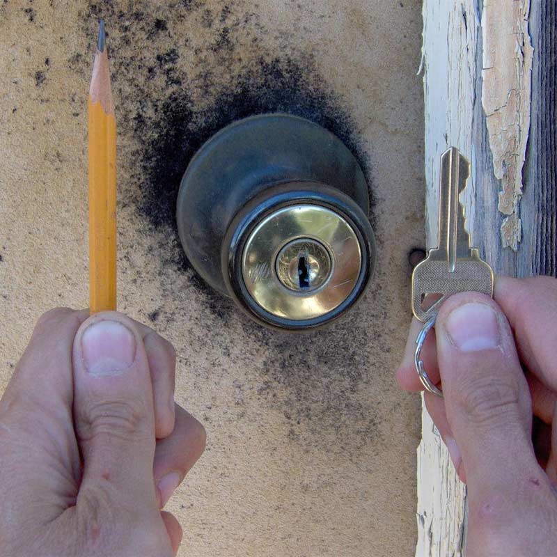 Sử dụng bột than chì để mở khóa cửa gỗ bị kẹt