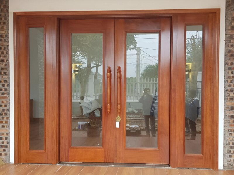 Mẫu cửa phòng khách 4 cánh gỗ kính
