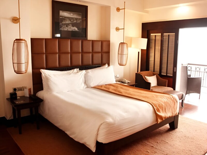 Mẫu giường khách sạn tone nâu ấm cúng