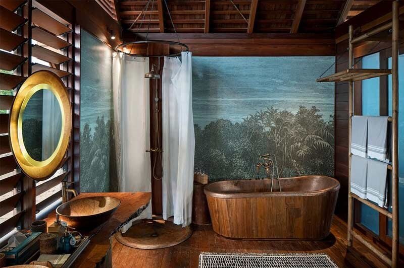 Phòng tắm khách sạn gỗ