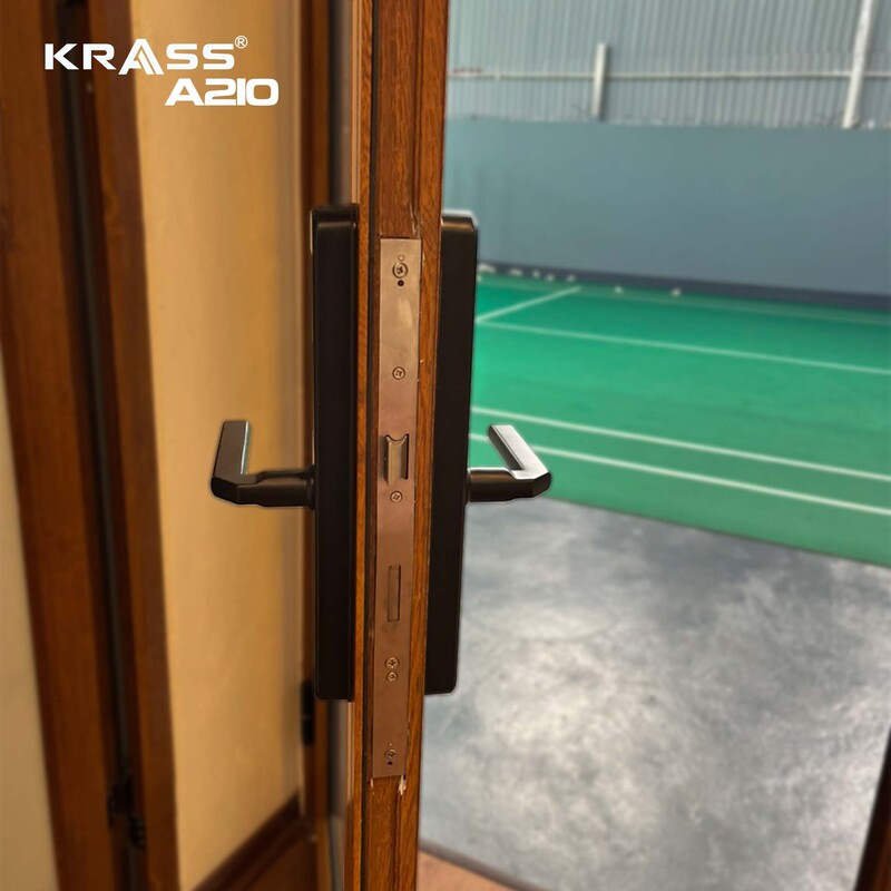 Lắp đặt thực tế khóa vân tay cửa kính Krass A210 1