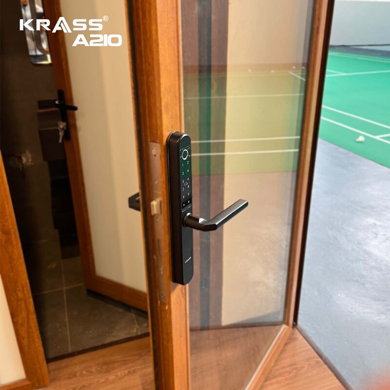 Lắp đặt thực tế khóa vân tay cửa kính Krass A210 3