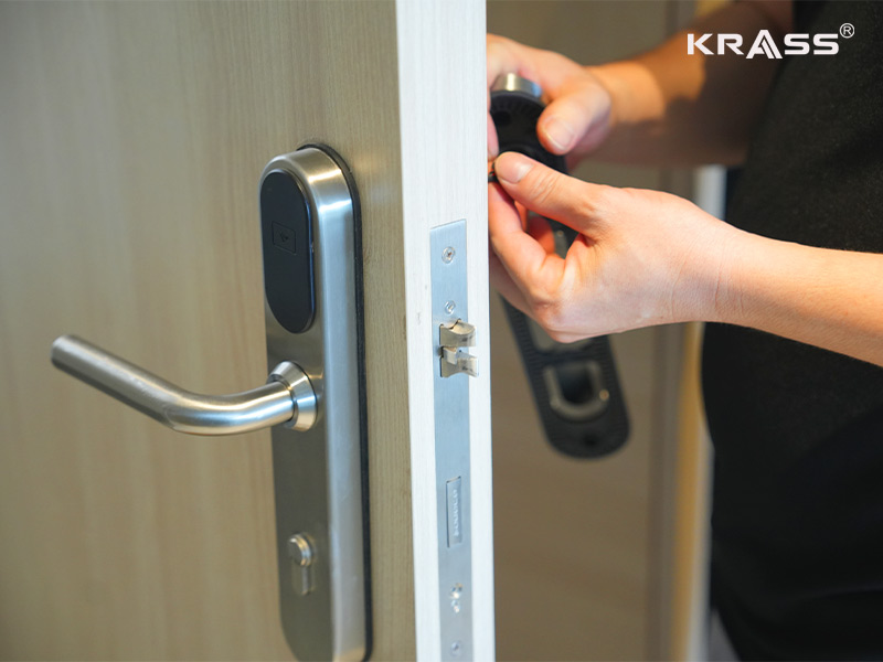 Lắp khóa Krass K700 cho khách sạn December Hotel
