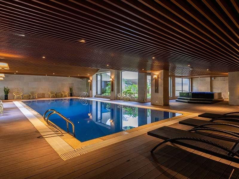 mẫu bể bơi khách sạn trong nhà