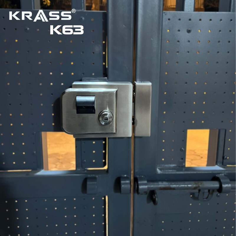 Lắp đặt khóa Krass K63 cho cổng sắt ngoài trời